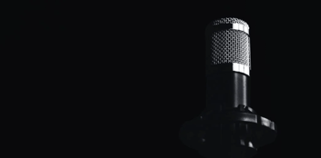 Microfone em fundo preto