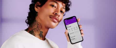 Pessoa_segurando_celular_com_app_Nubank