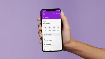 Mão segurando um celular com a conta do nubank aberta