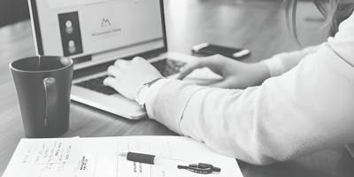 Preciso contratar um profissional de marketing. O que devo considerar?