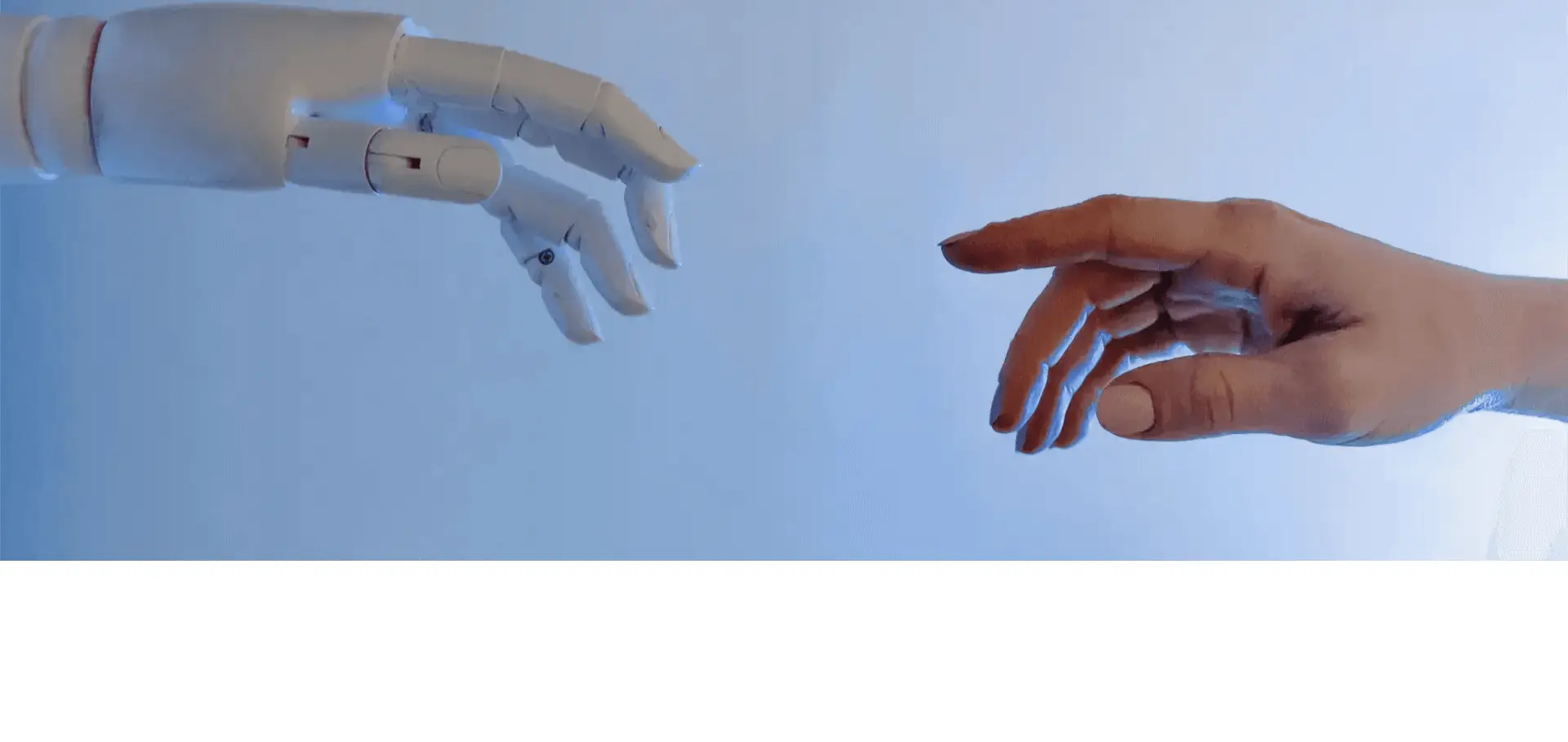 Uma mão robótica e outra mão humana prestes a se tocarem.