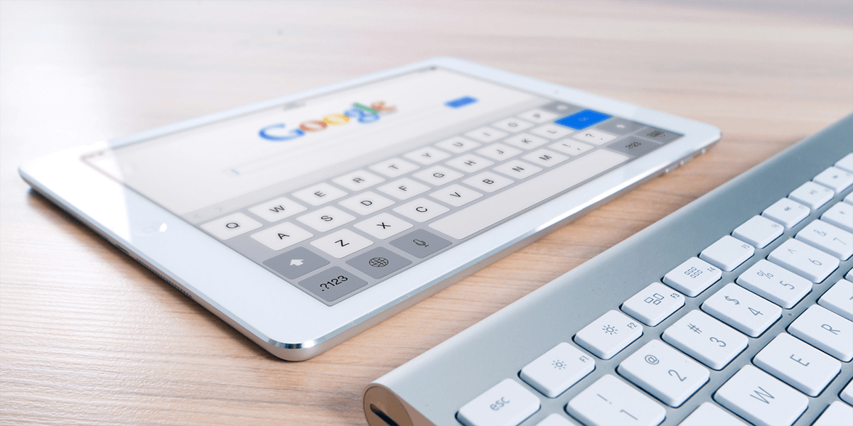 Tablet com um teclado com o google aberto