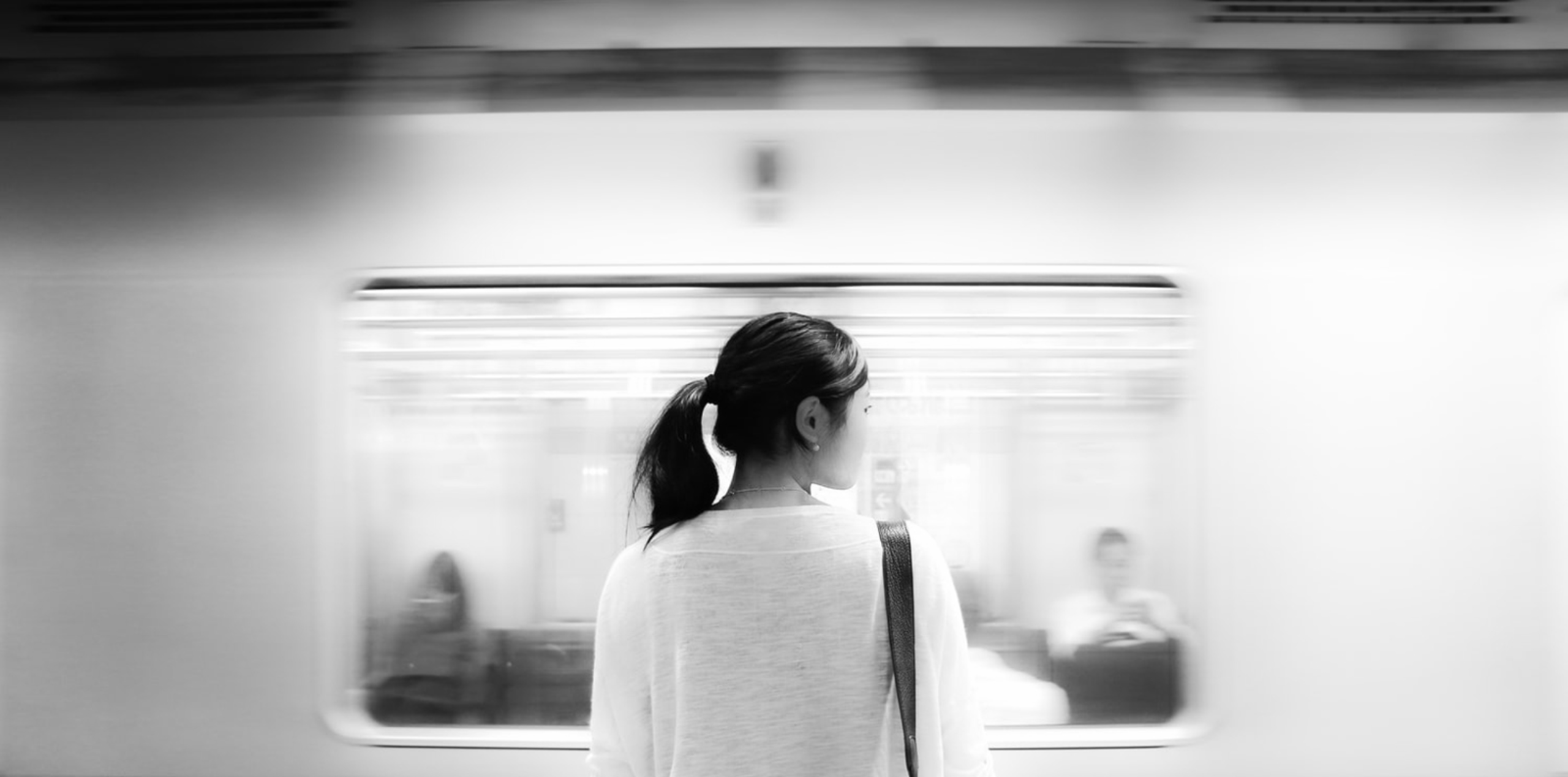 mulher em estação de trem