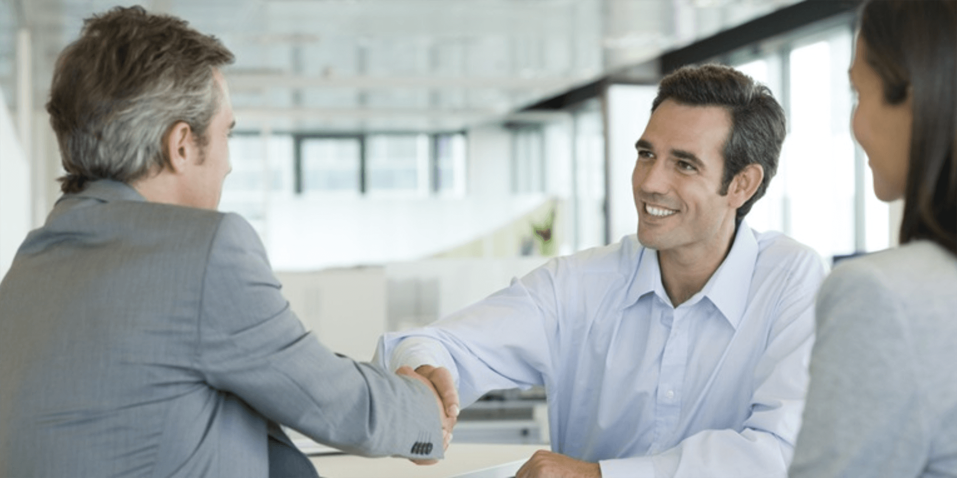 CRO fechando acordo com cliente após utilizar técnicas de branding