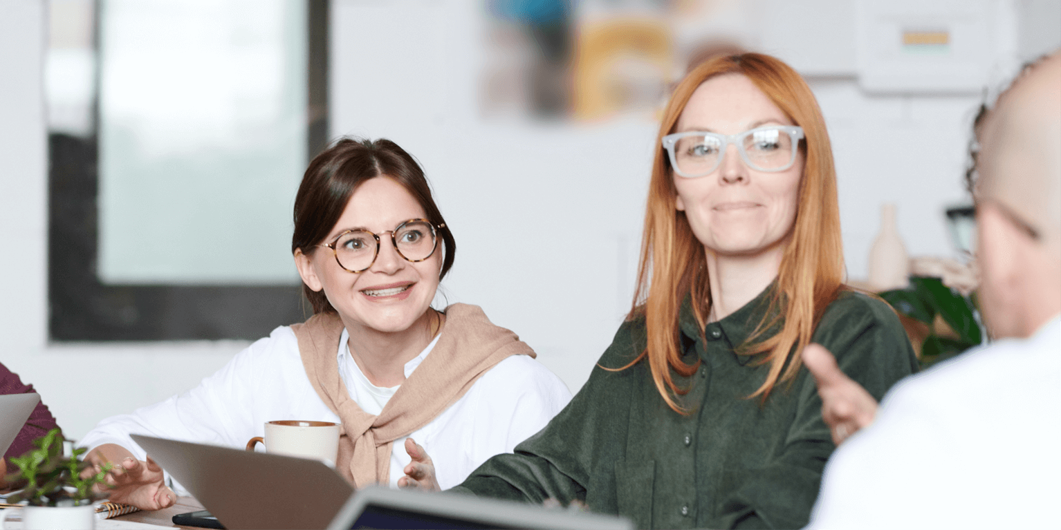 Time de designers e copywriters discutindo a identidade verbal da marca