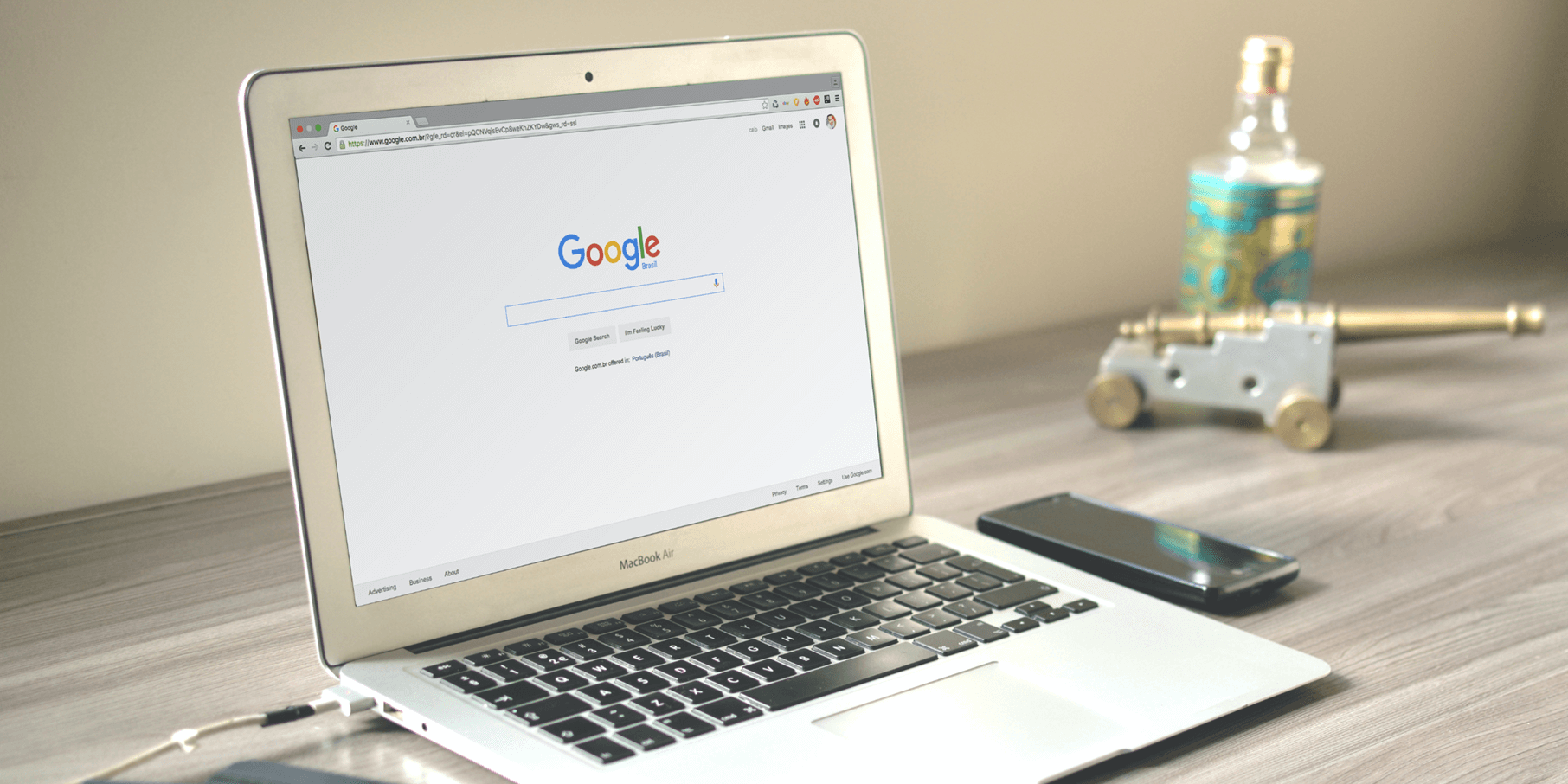 Computador em uma mesa com o google aberto