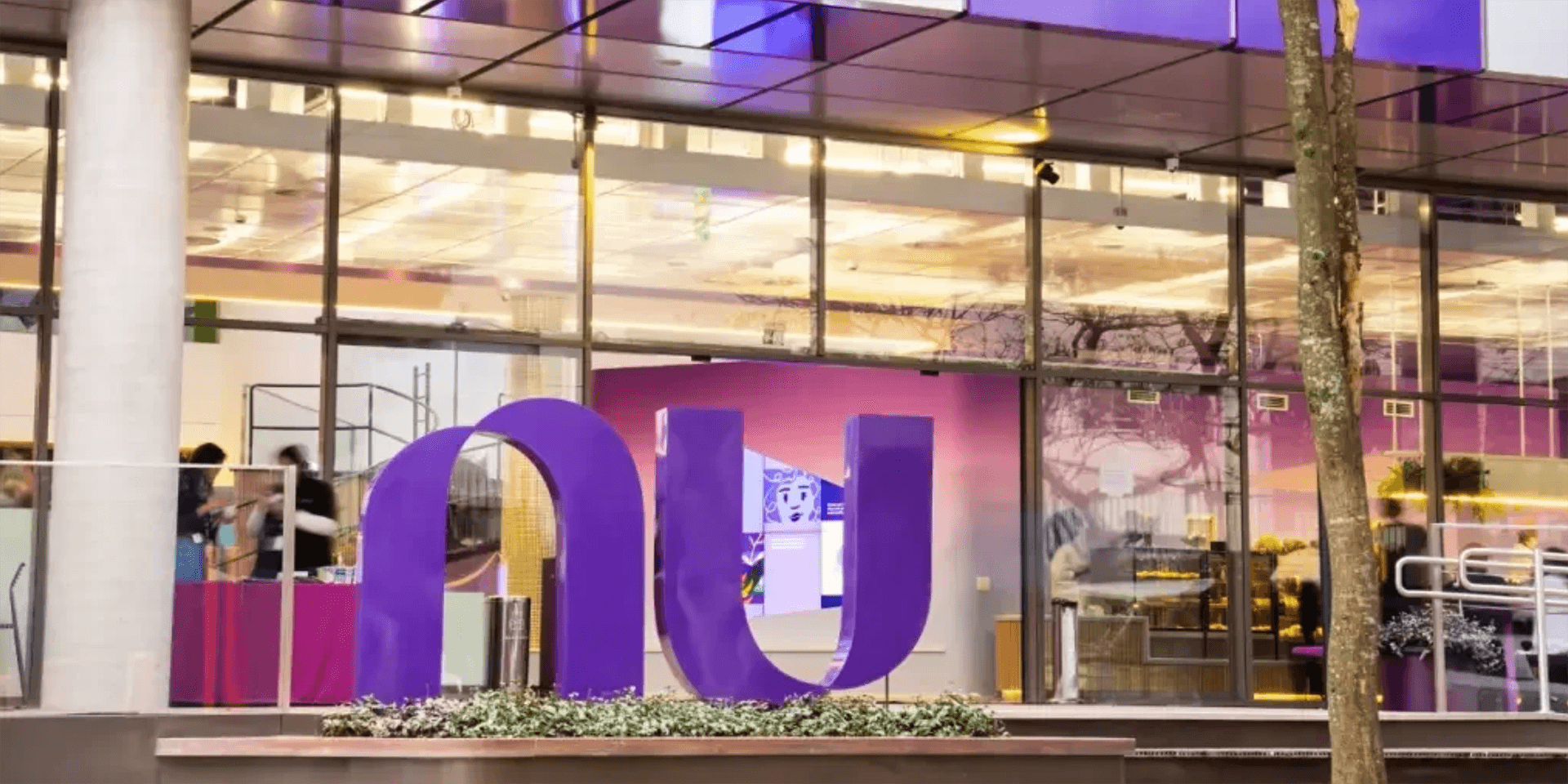 Escritorio do Nubank refletindo o seu posicionamento de marca e identidade de marca