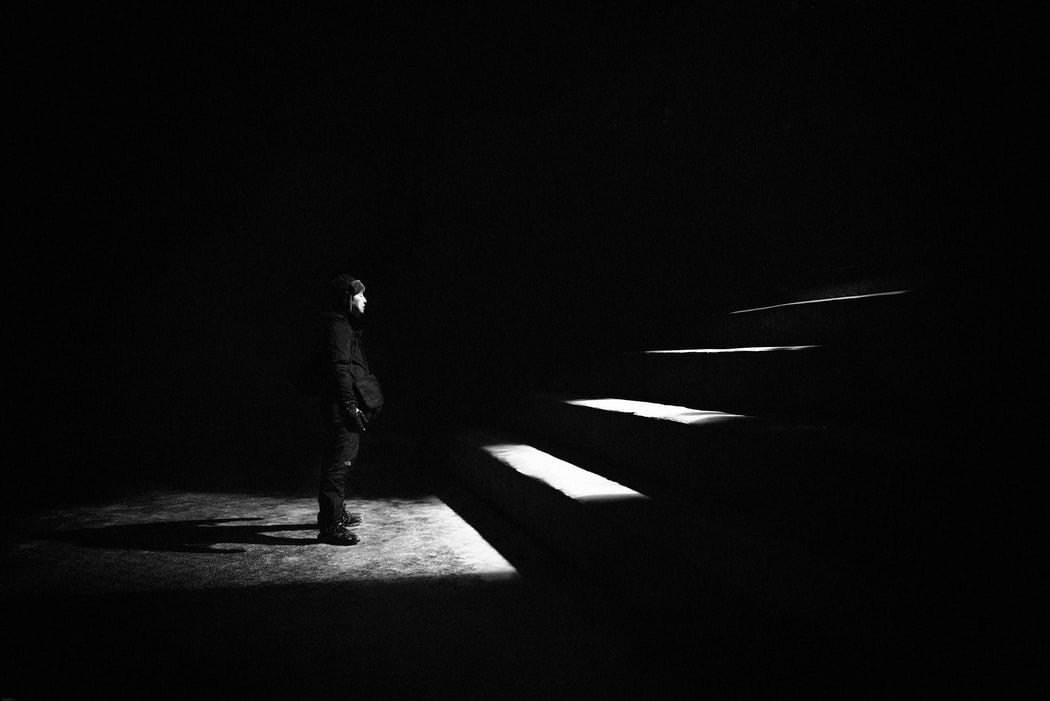 homem olhando para as escadas que representam seu lançamento