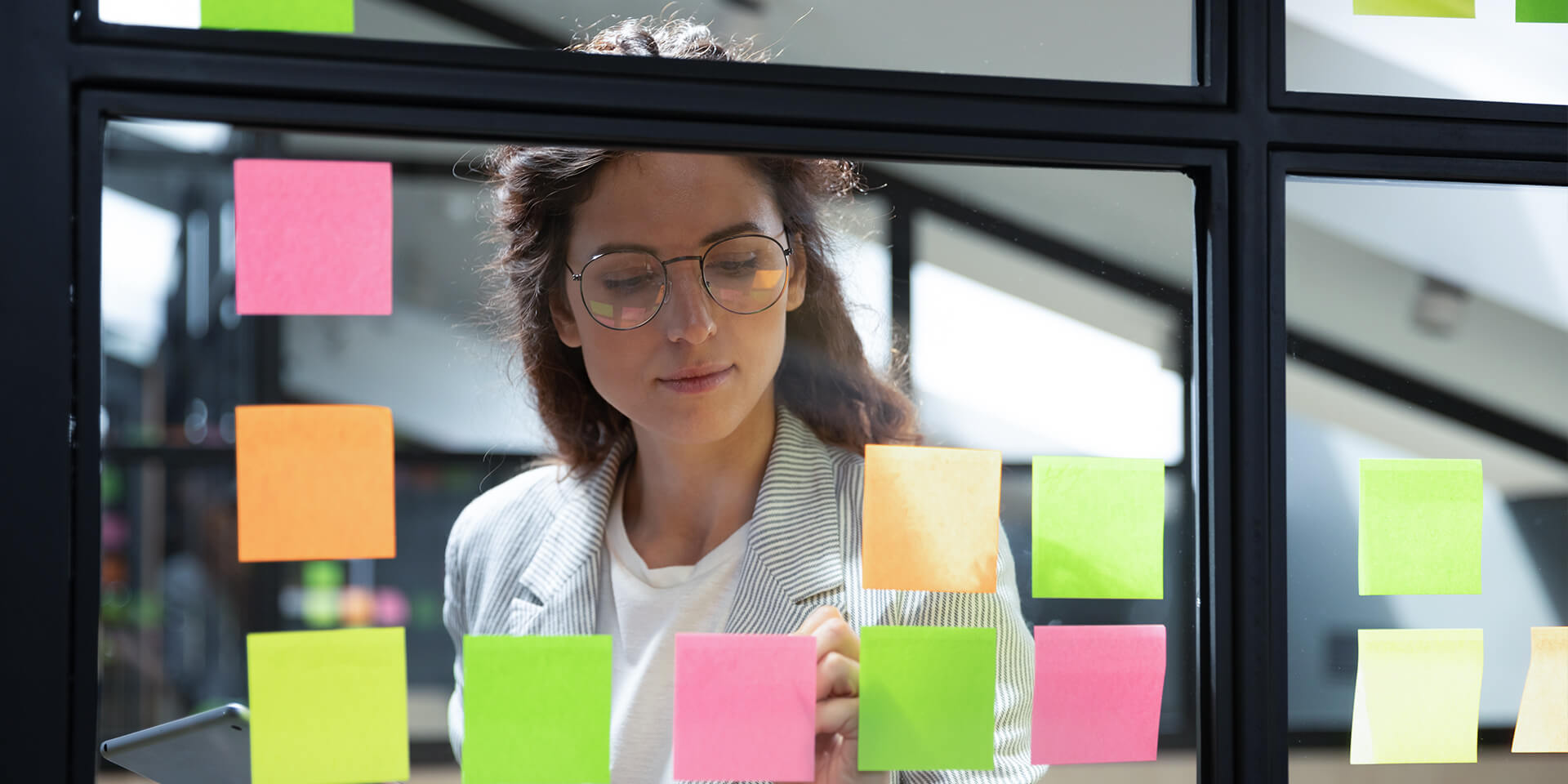 Organização de ideias com post-it.