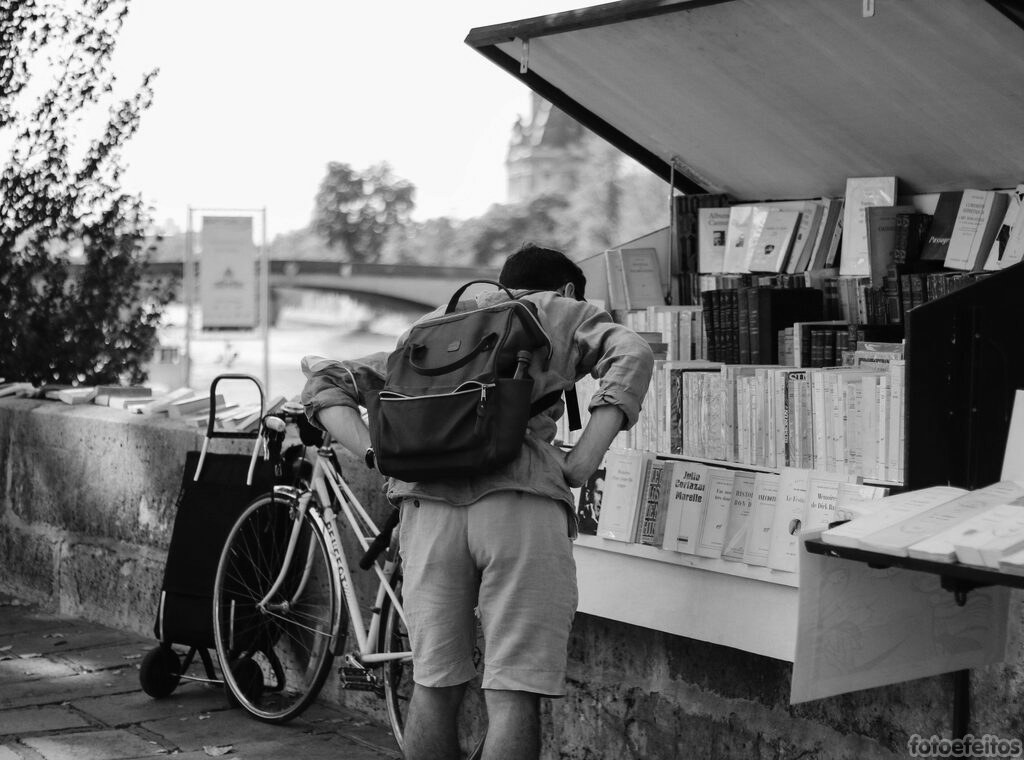 pessoa olhando um carrinh de livros