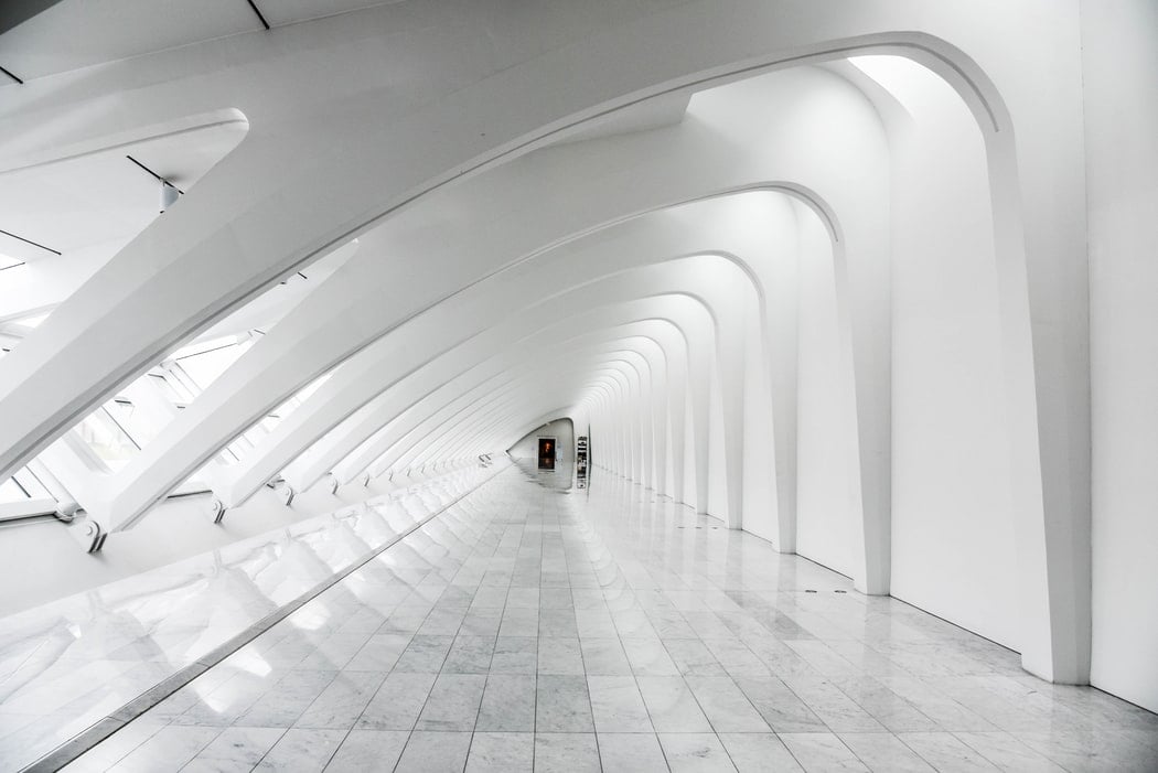 corredor com arquitetura moderna